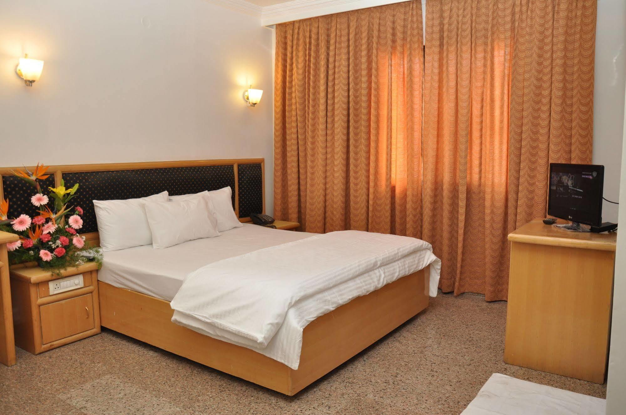 Oyo 539 Hotel Pearl Inn Bangalore Buitenkant foto