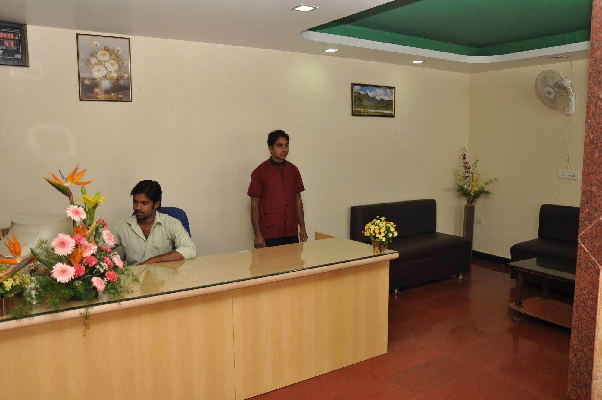 Oyo 539 Hotel Pearl Inn Bangalore Buitenkant foto