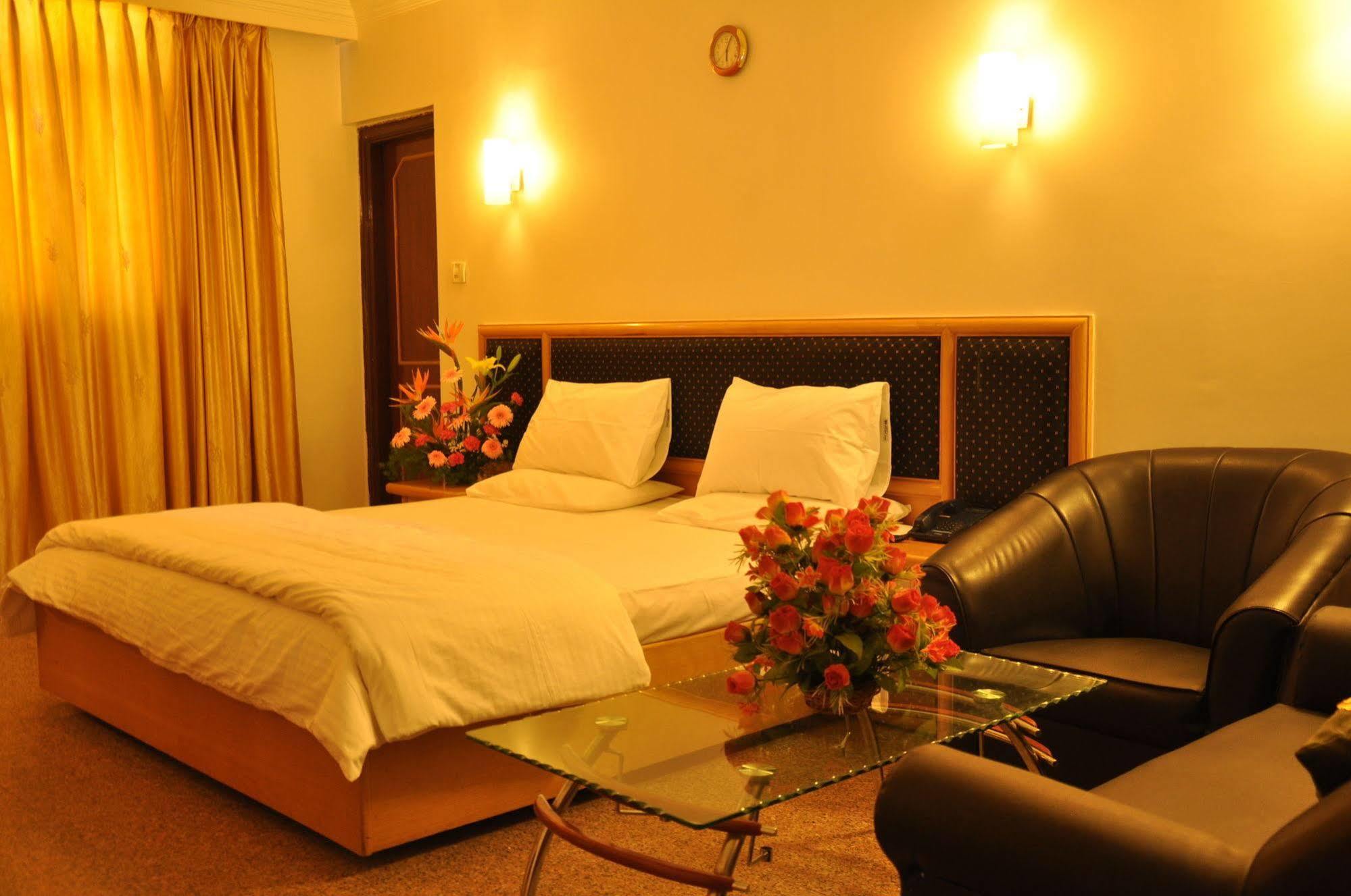 Oyo 539 Hotel Pearl Inn Bangalore Buitenkant foto